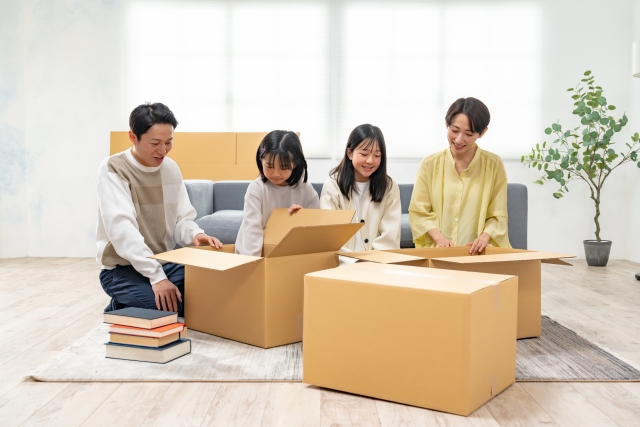 家族4人の引越し費用っていくら？安くするコツを徹底解説